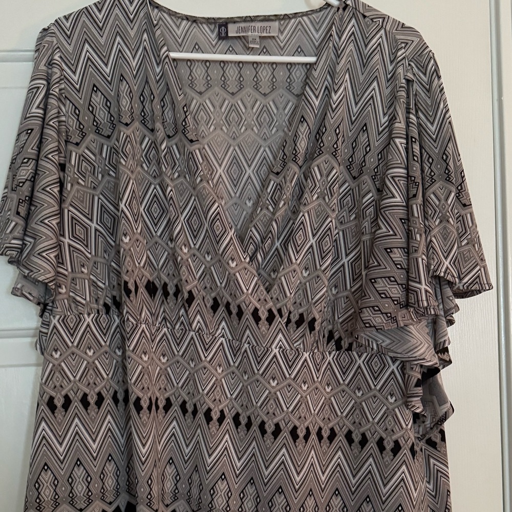 Jennifer Lopez Gray and Black Geometric Flutter-Sleeve Blouse